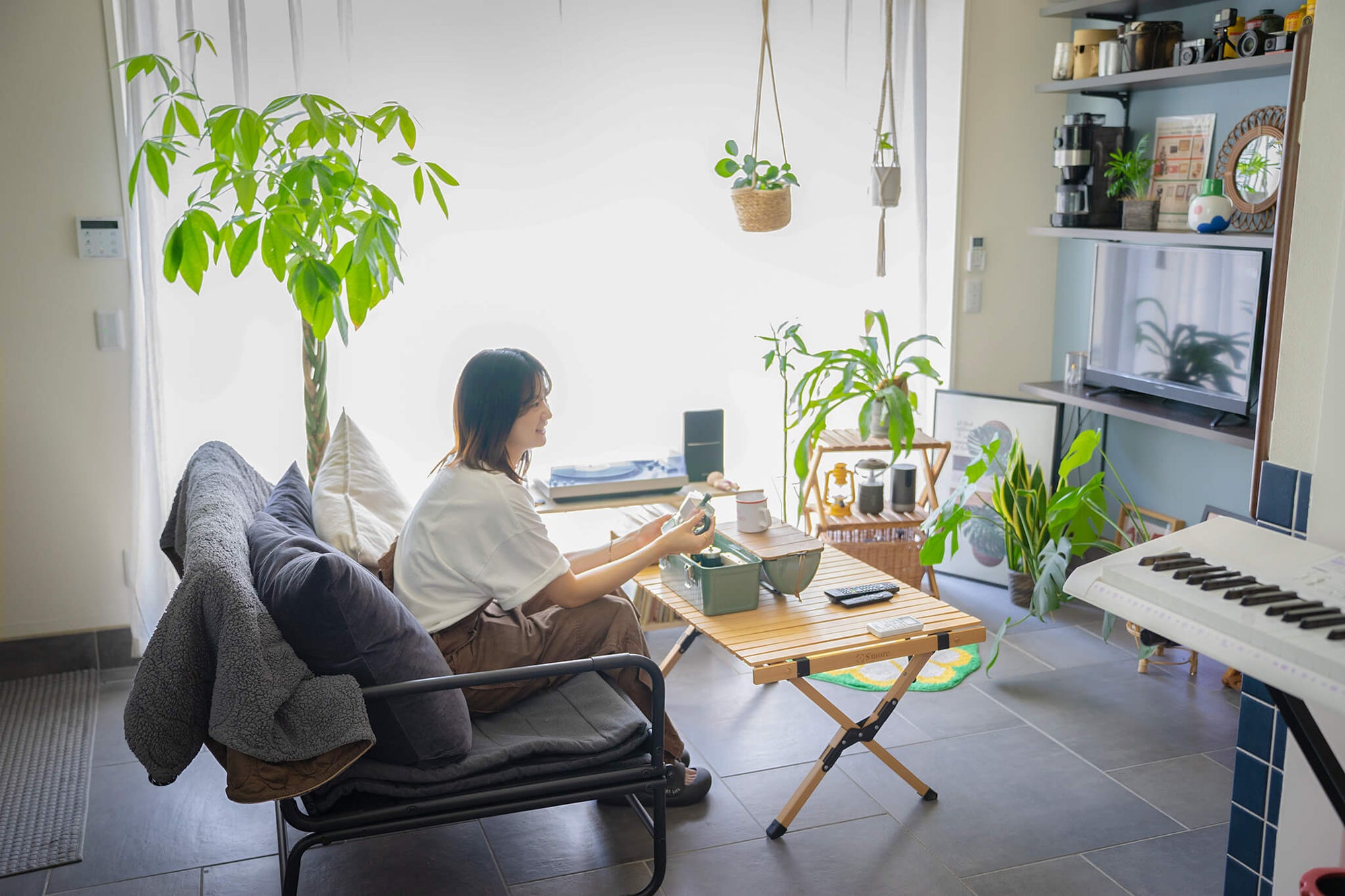 キャンプギアと植物が彩る1LDK。ソロキャンパーの趣味を楽しむ暮らし