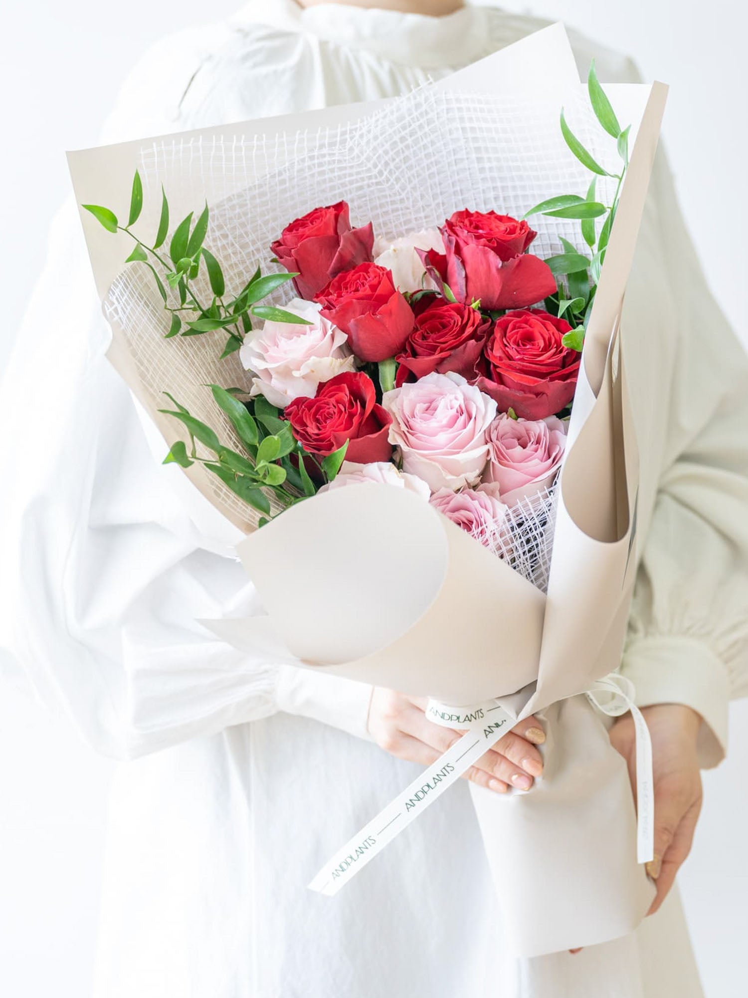 【店舗配送】バラの花束 12本 - レッド&ピンク -