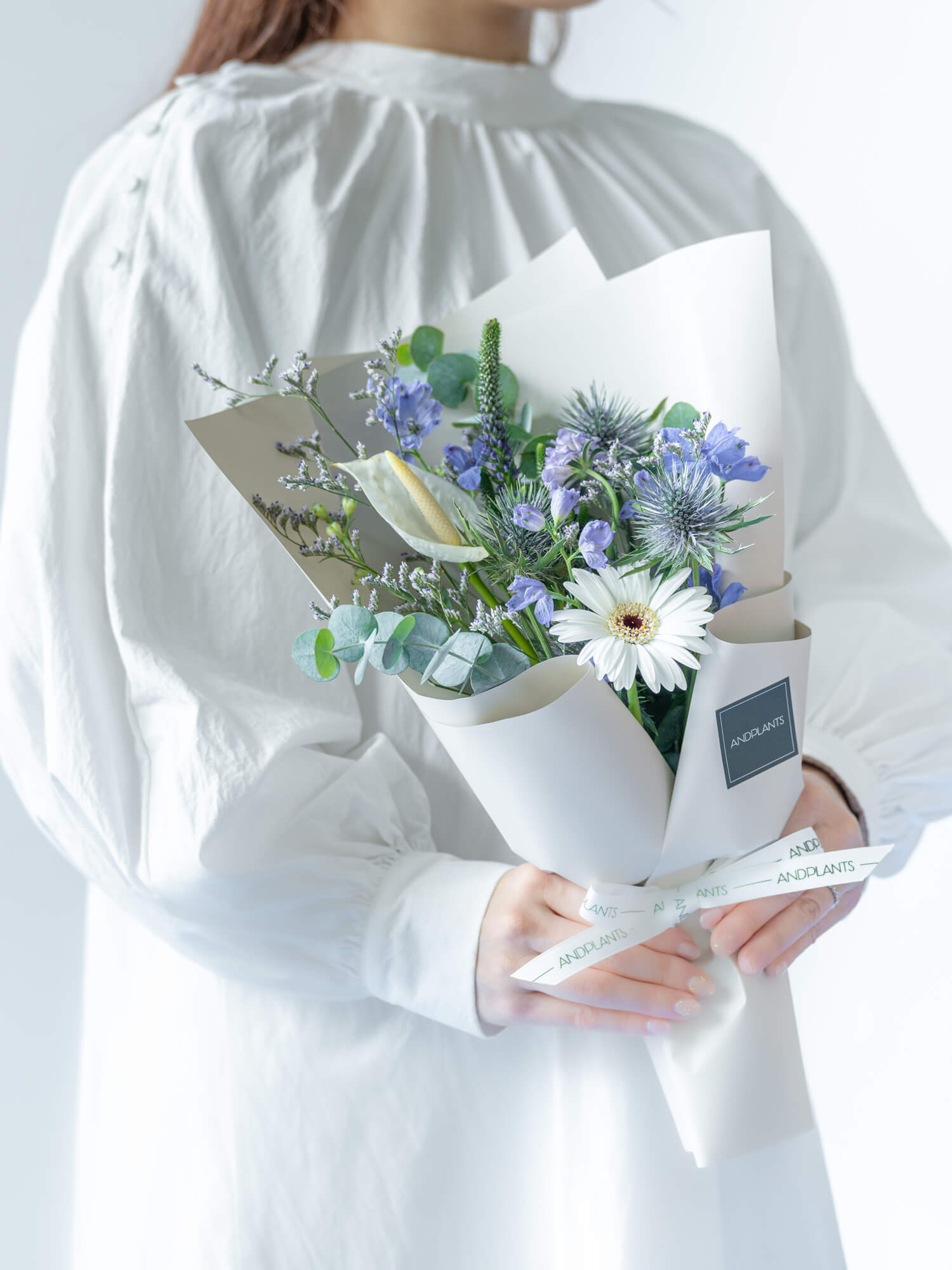 【店舗配送】フローリストにおまかせ 季節の花束 S - ブルー -