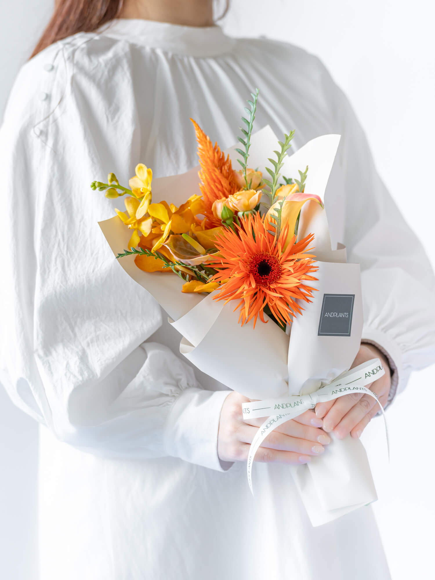 フローリストにおまかせ 季節の花束 S - オレンジ -