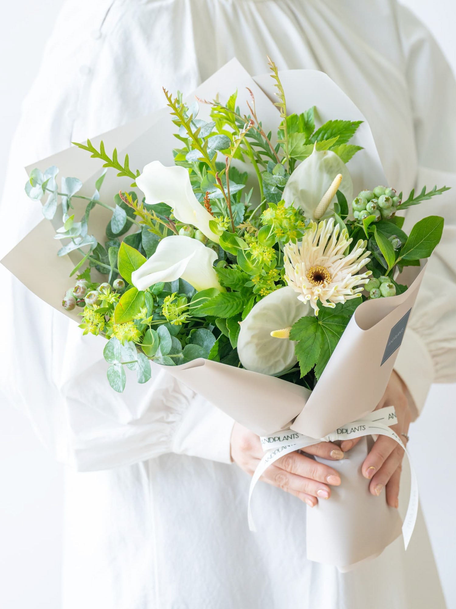 【店舗配送】フローリストにおまかせ 季節の花束 M - グリーン-