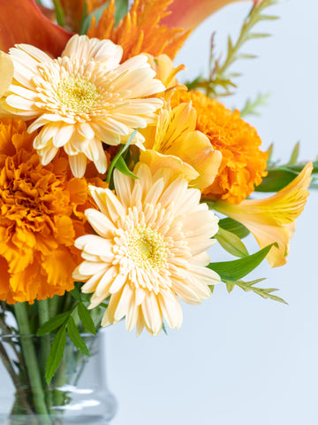 フローリストにおまかせ 季節の花束 M - オレンジ -