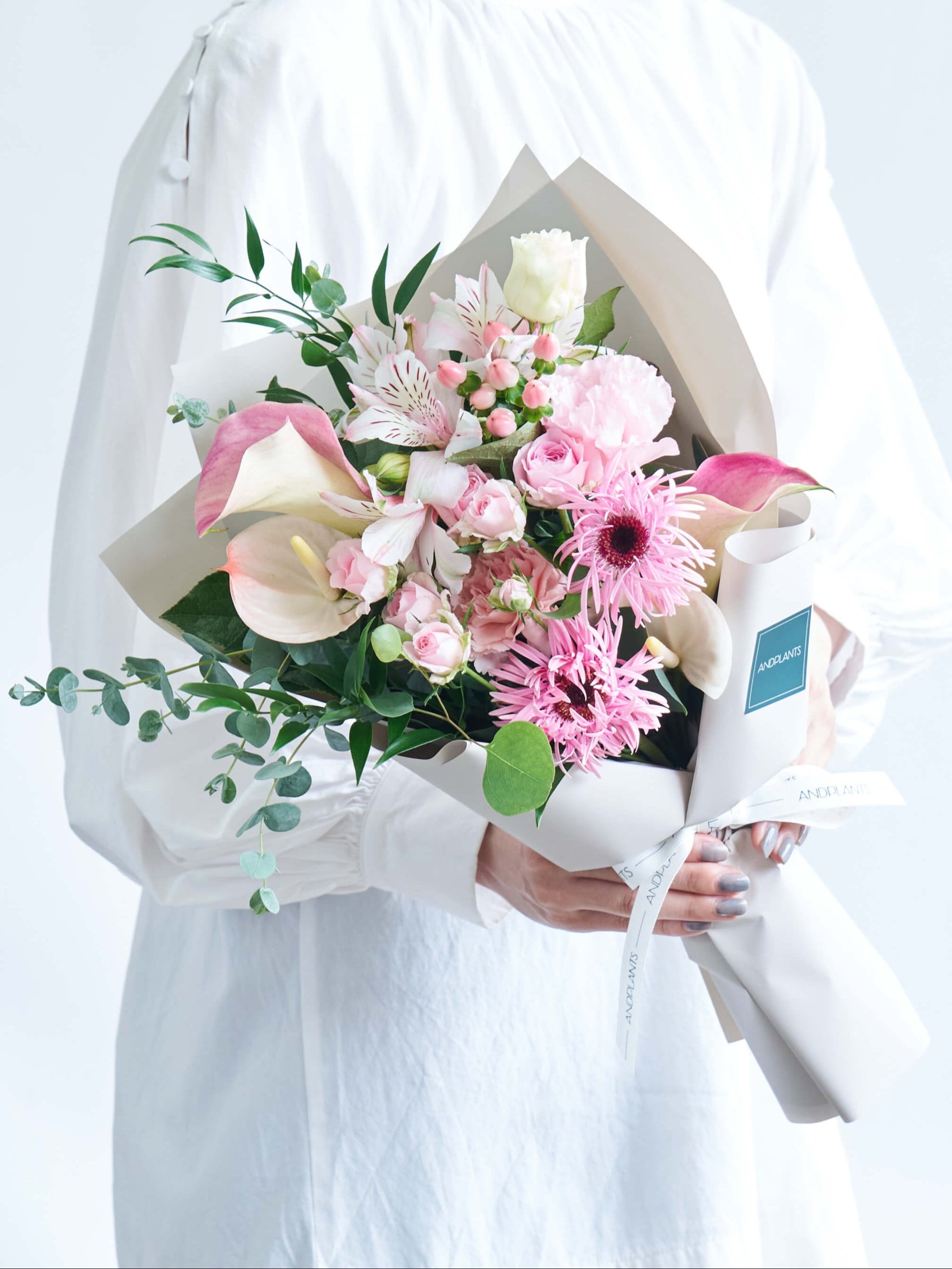 フローリストにおまかせ 季節の花束 M - ピンク -