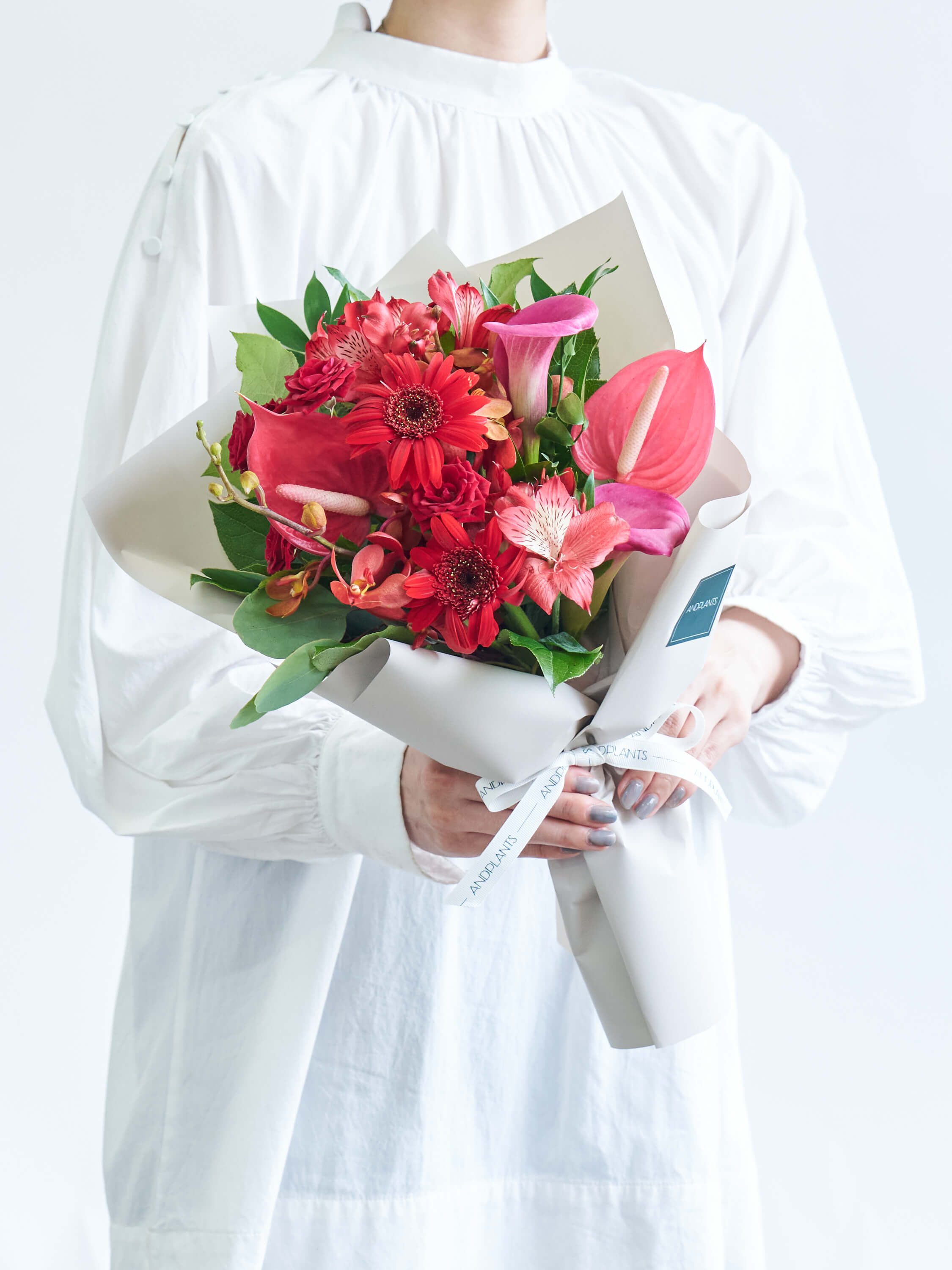 【店舗配送】フローリストにおまかせ 季節の花束 M - レッド -
