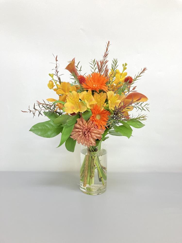 フローリストにおまかせ 季節の花束 M - オレンジ -