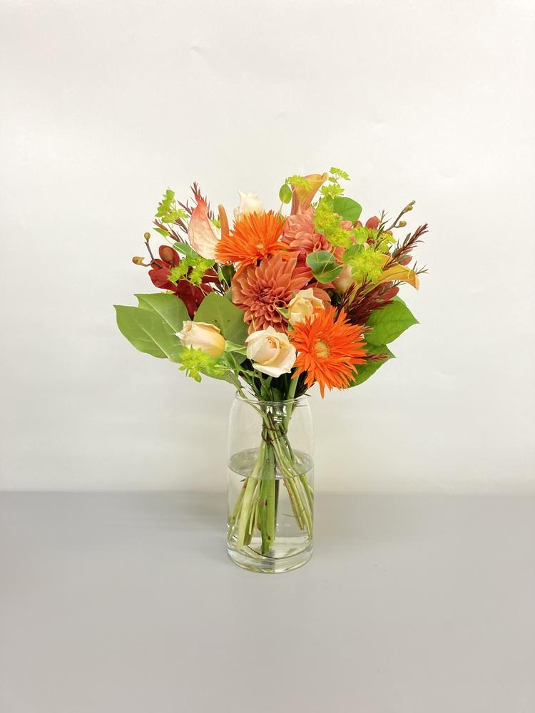 フローリストにおまかせ 季節の花束 M - オレンジ -