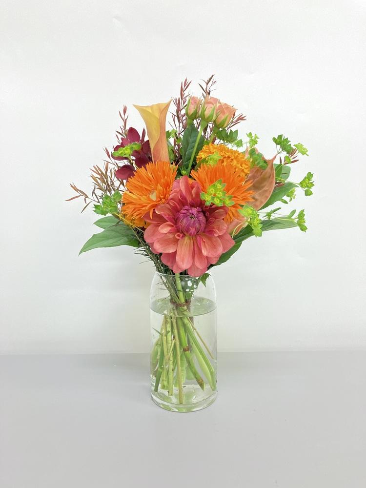 フローリストにおまかせ 季節の花束 M - オレンジ -