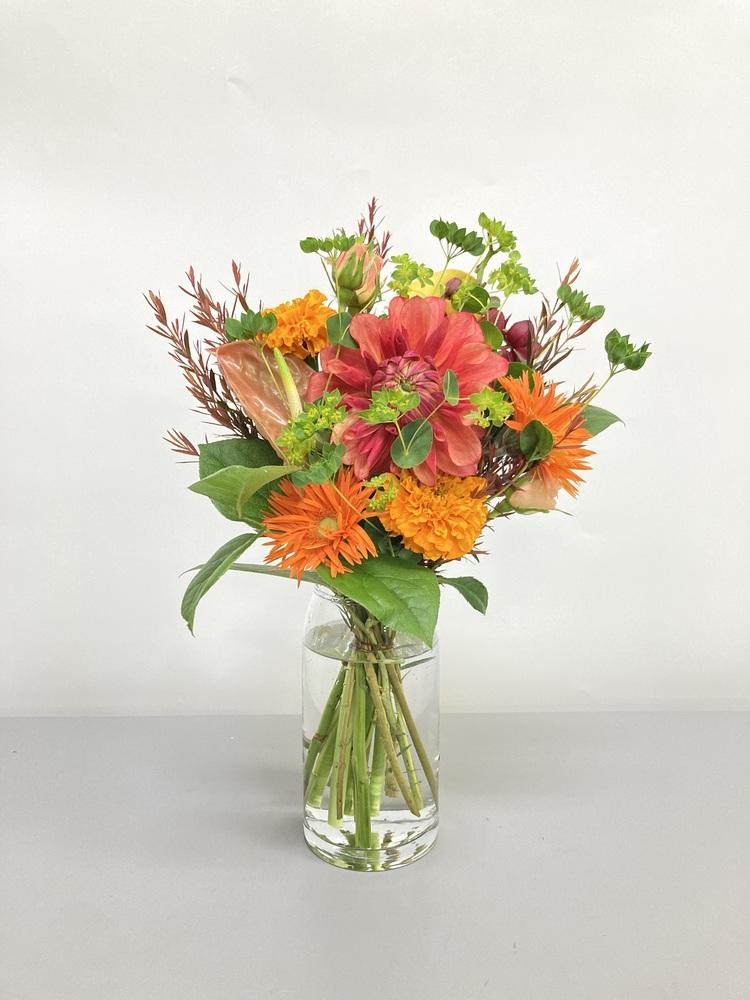 フローリストにおまかせ 季節の花束 M - オレンジ -