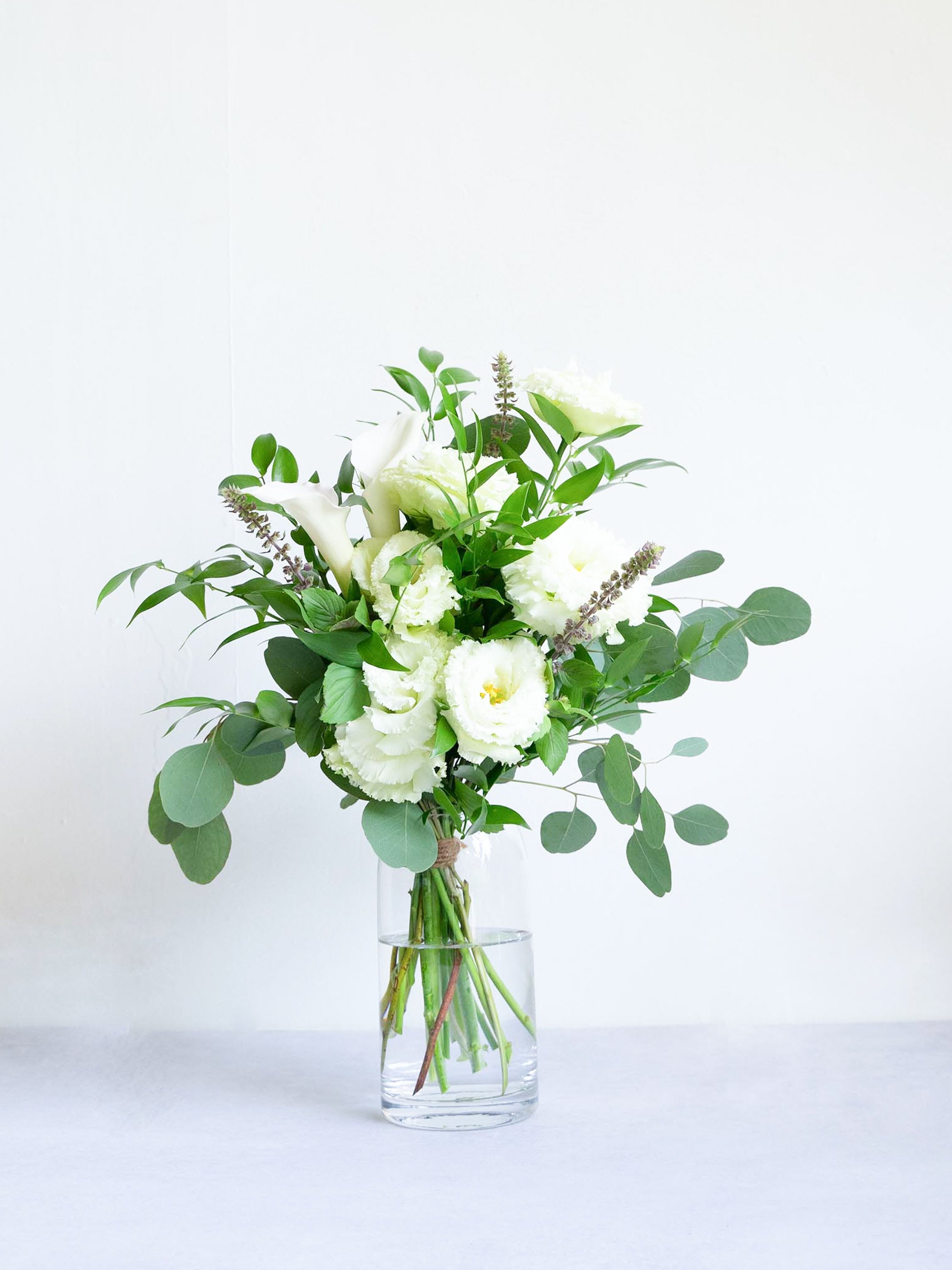 【誕生日ギフト】 フローリストにおまかせ 季節の花束 M - グリーン&ホワイト -