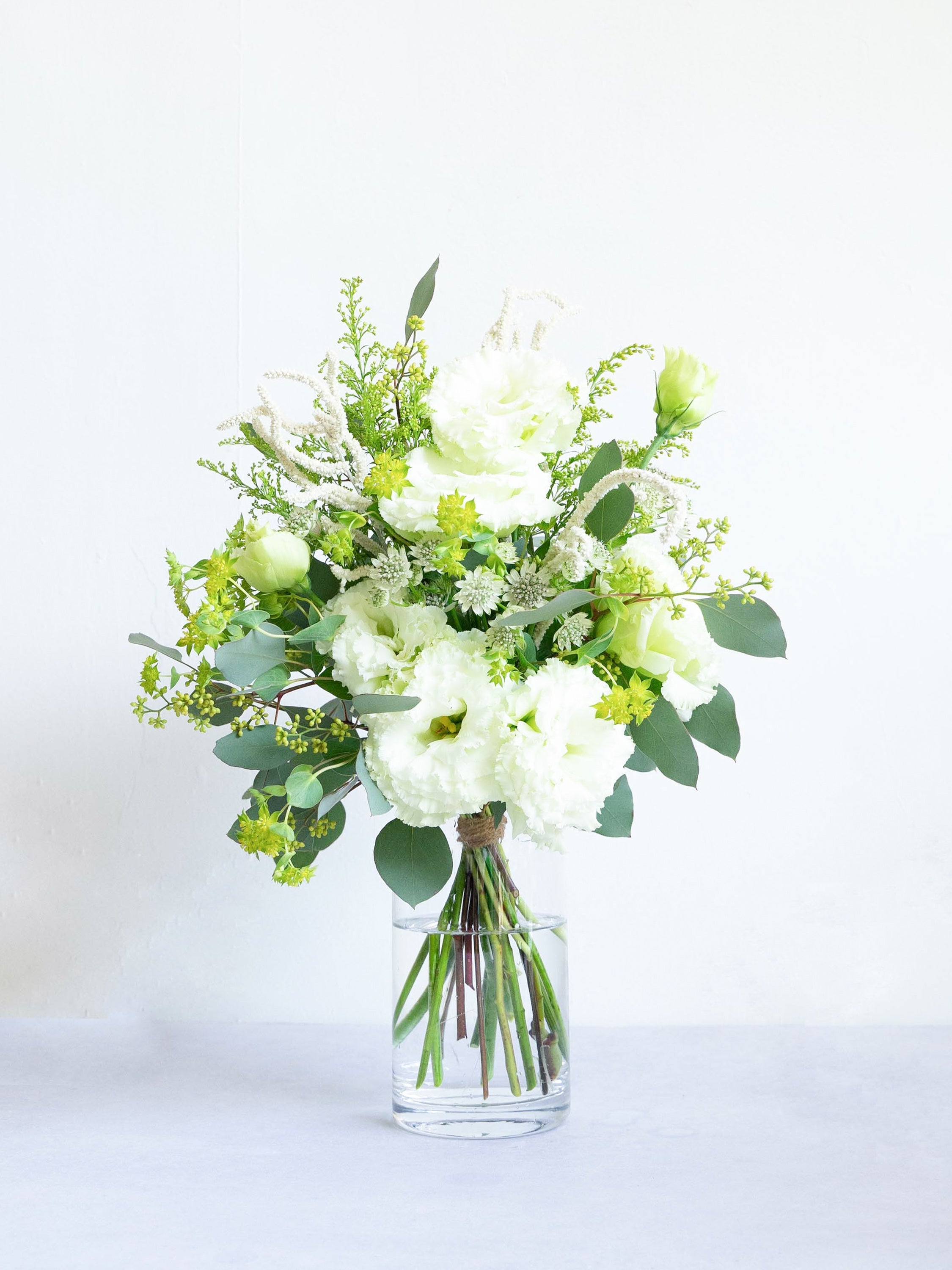 【誕生日ギフト】 フローリストにおまかせ 季節の花束 M - グリーン&ホワイト -