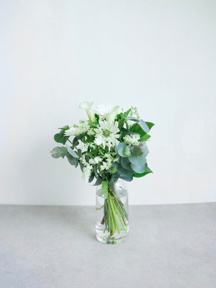 【誕生日ギフト】 フローリストにおまかせ 季節の花束 M - グリーン&ホワイト -