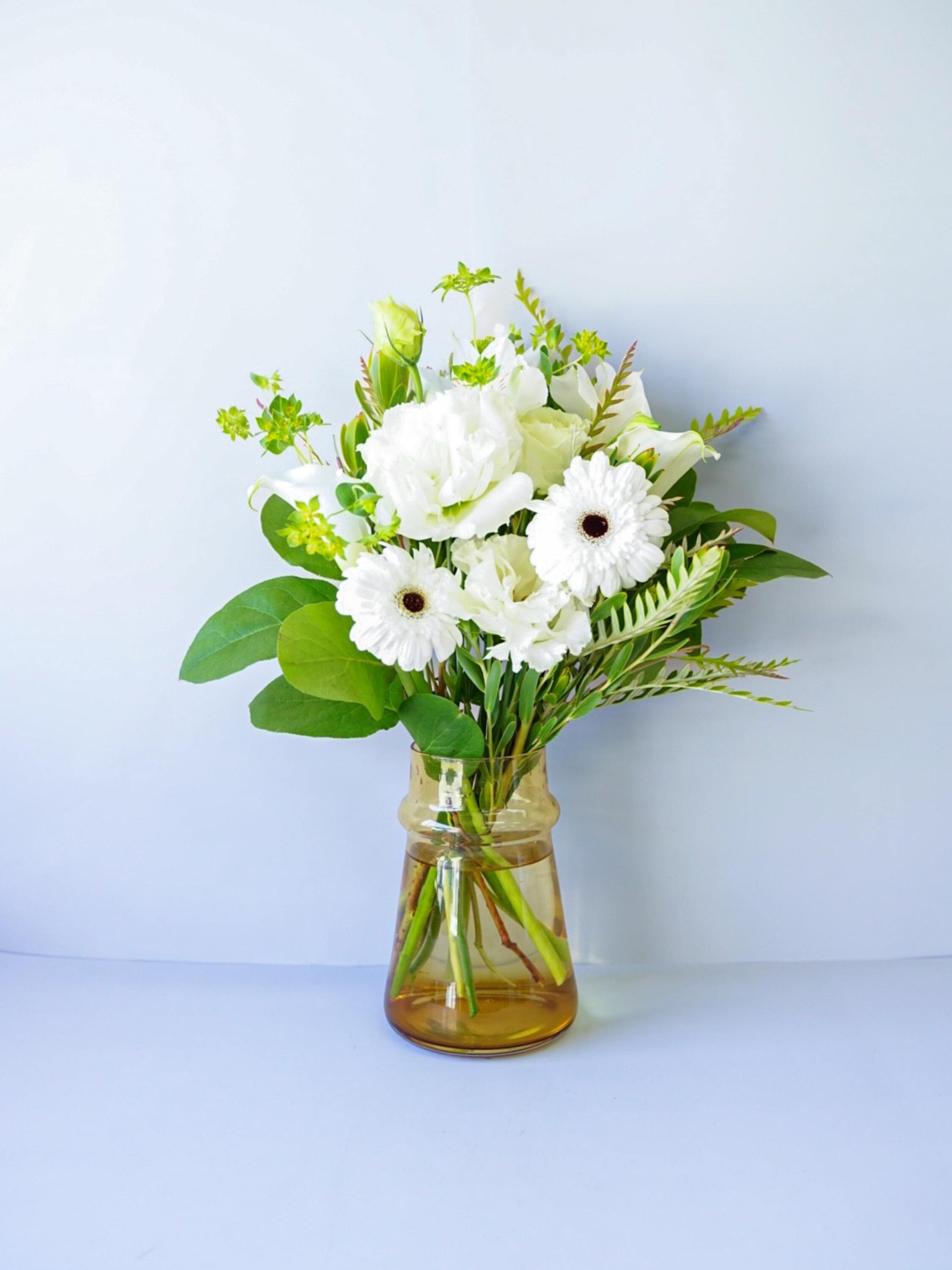 【誕生日ギフト】 フローリストにおまかせ 季節の花束 M - グリーン&ホワイト -