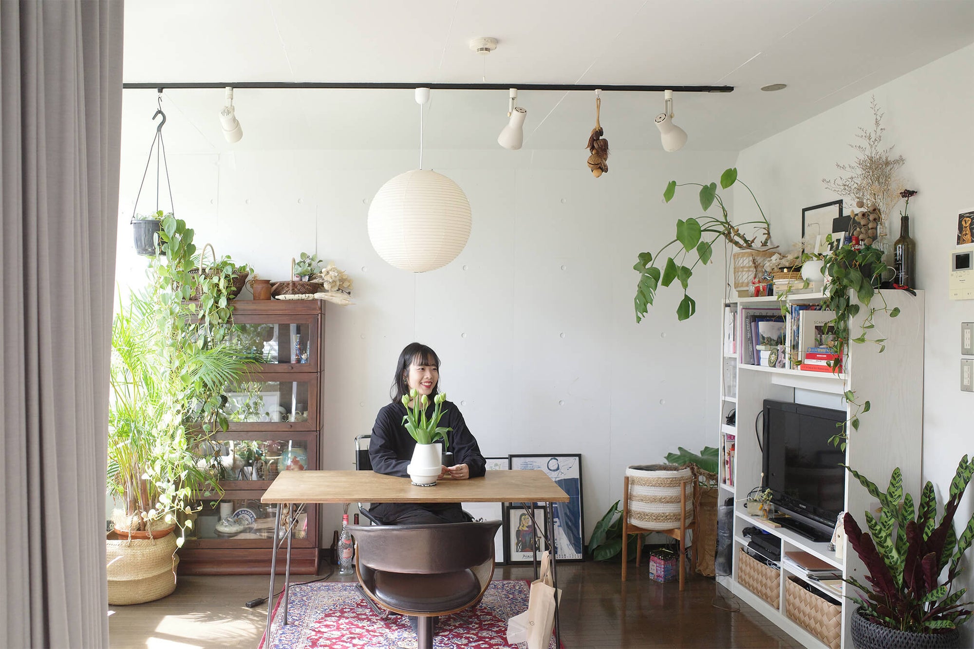 キーワードは「自然」。植物とアートで彩られた植物雑貨＆古物店オーナーが暮らす部屋