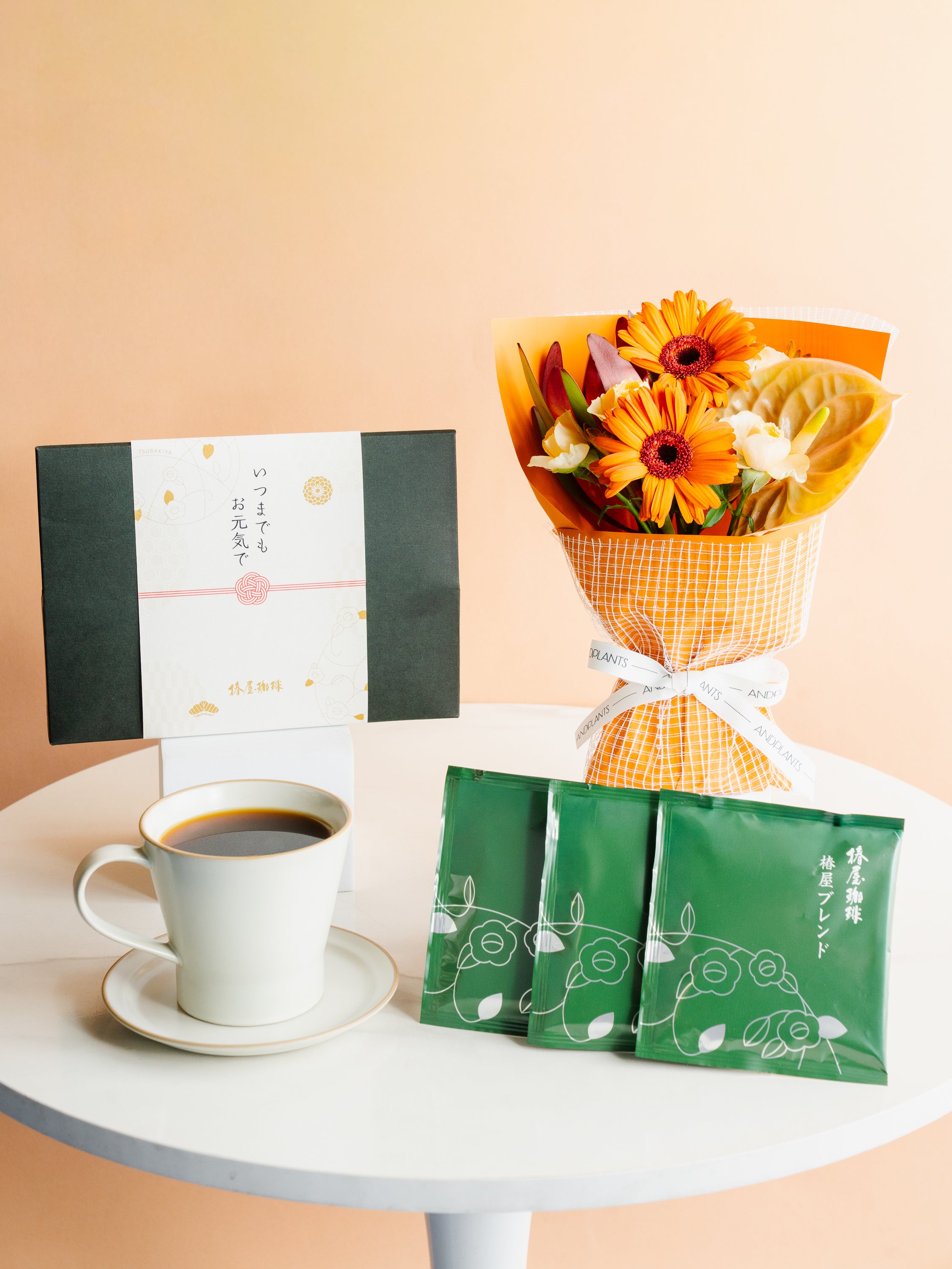 【敬老の日】椿屋珈琲「ドリップパック（6パック）」とそのまま飾れる秋色オレンジの花束 S