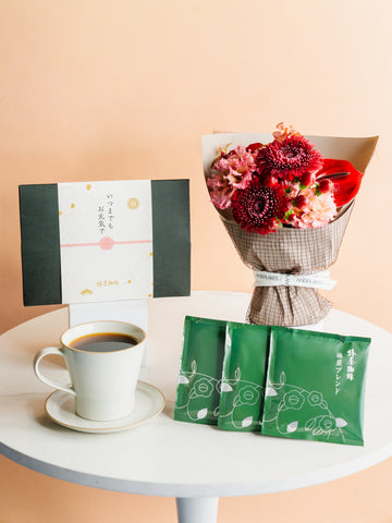 【敬老の日】椿屋珈琲「ドリップパック（6パック）」とそのまま飾れる秋色ベロアレッドの花束 S