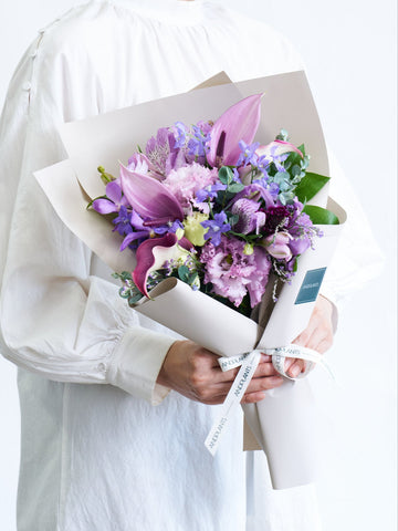 【誕生日ギフト】フローリストにおまかせ 季節の花束 M - パープル -