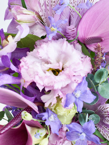 【誕生日ギフト】フローリストにおまかせ 季節の花束 M - パープル -