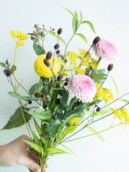 自宅で楽しむ花 - マムと秋色グリーンの花束  7本 -