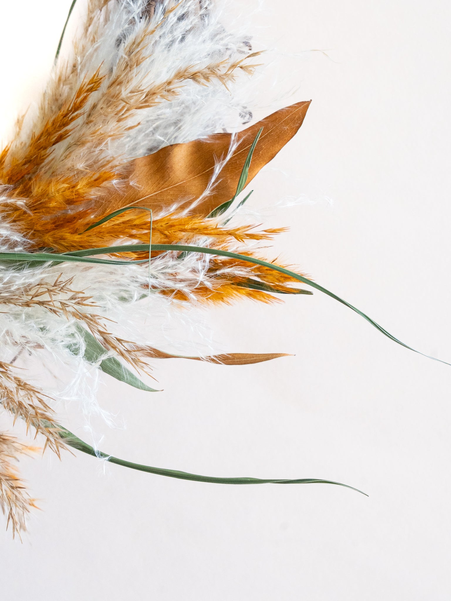 オータムシリーズ'25】秋の実りのドライフラワーリースL | お花の通販