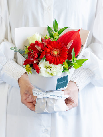そのまま飾れる季節のおまかせ花束 S　レッド