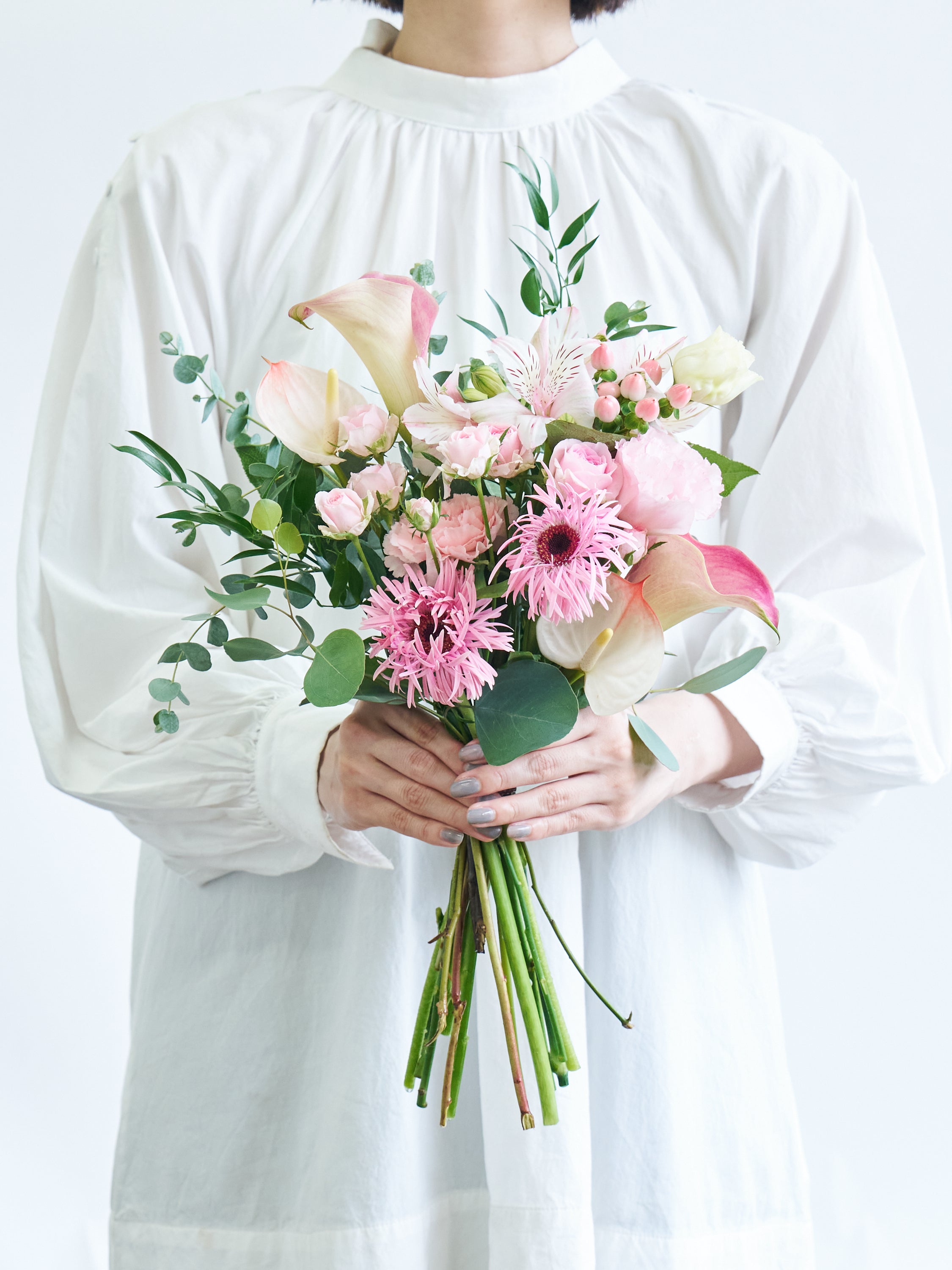 フローリストにおまかせ 季節の花束 M - ピンク - | お花の通販AND