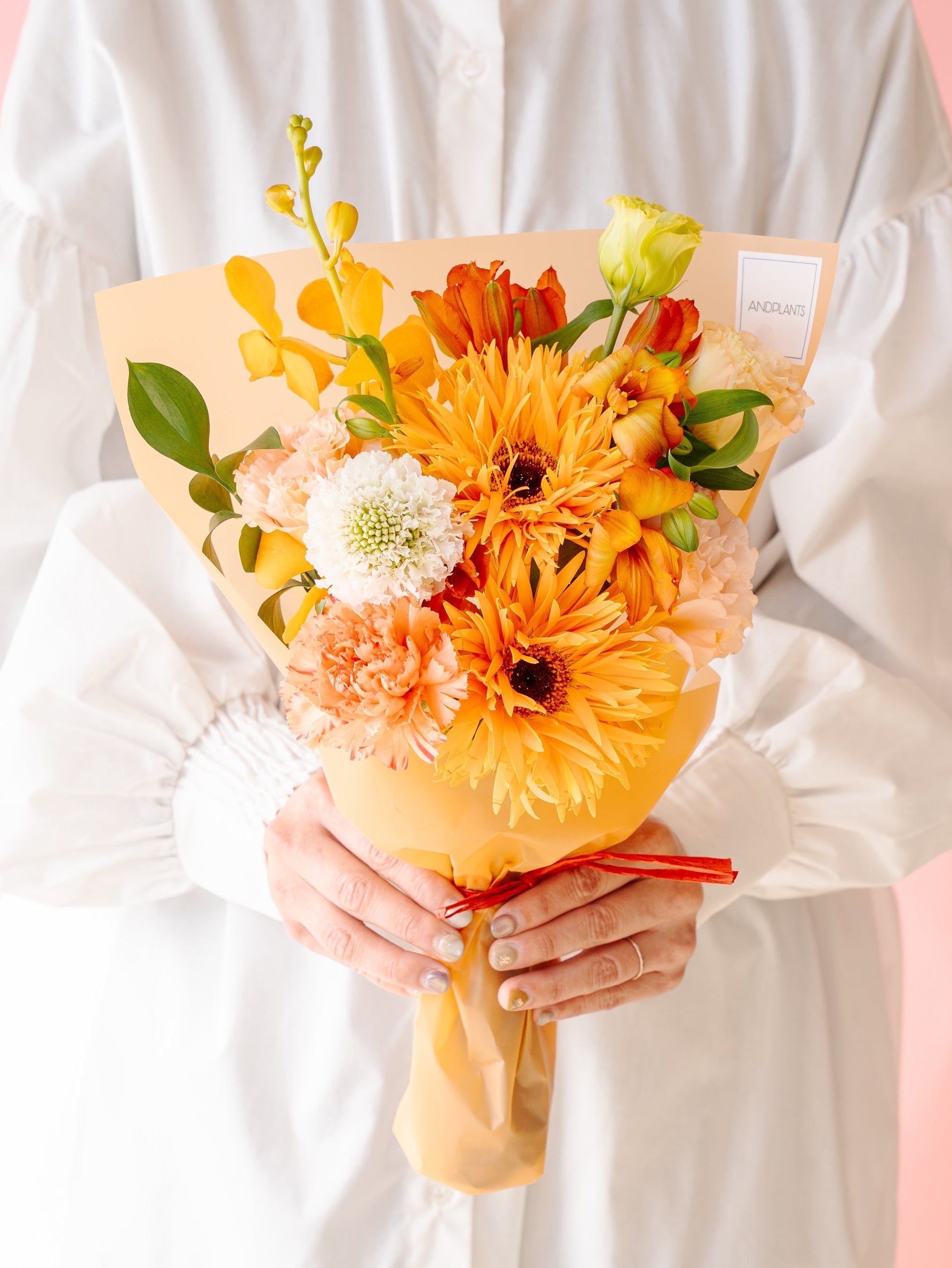 オレンジの花束 ホワイトの花瓶付き 花瓶（アクアゴールド）とミックス花束ブーケ オレンジ系｜ギフト