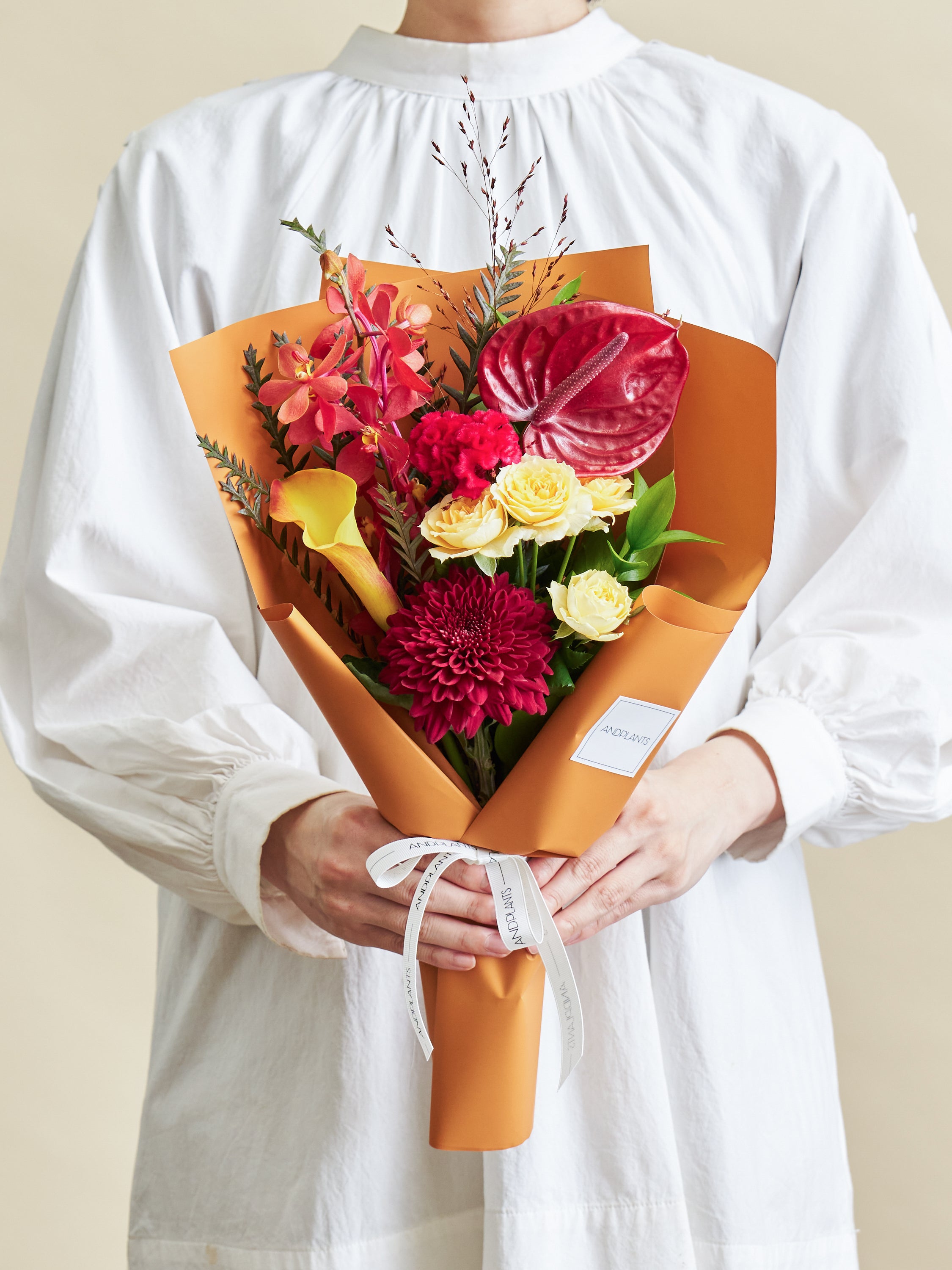 オータムシリーズ'25】ばら花冠茶とマムの花束Sのセット | お花の通販