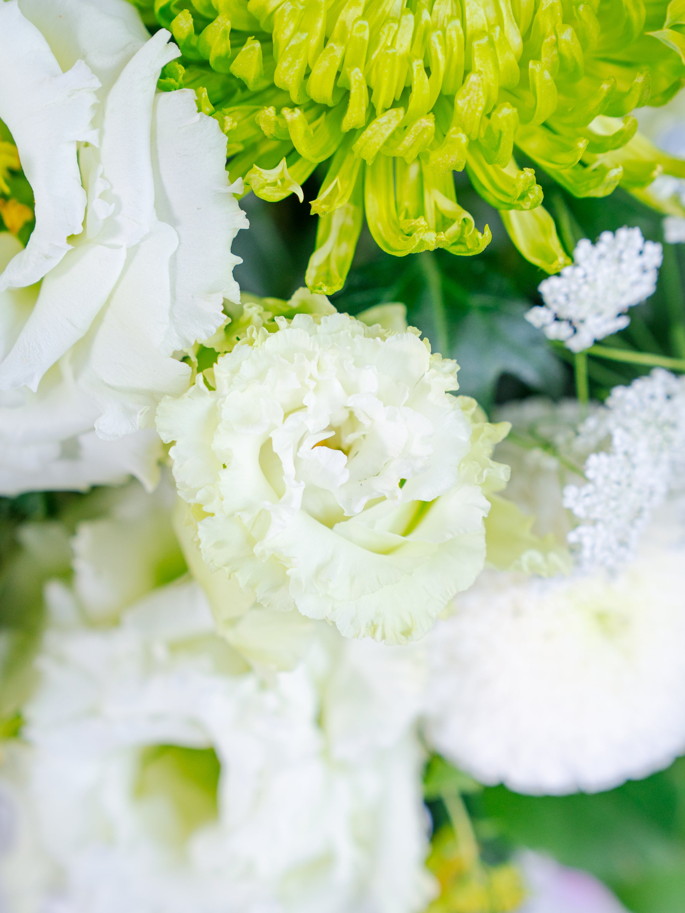 お供え用】おまかせアレンジ L - ホワイト - と 線香のセット | お花の