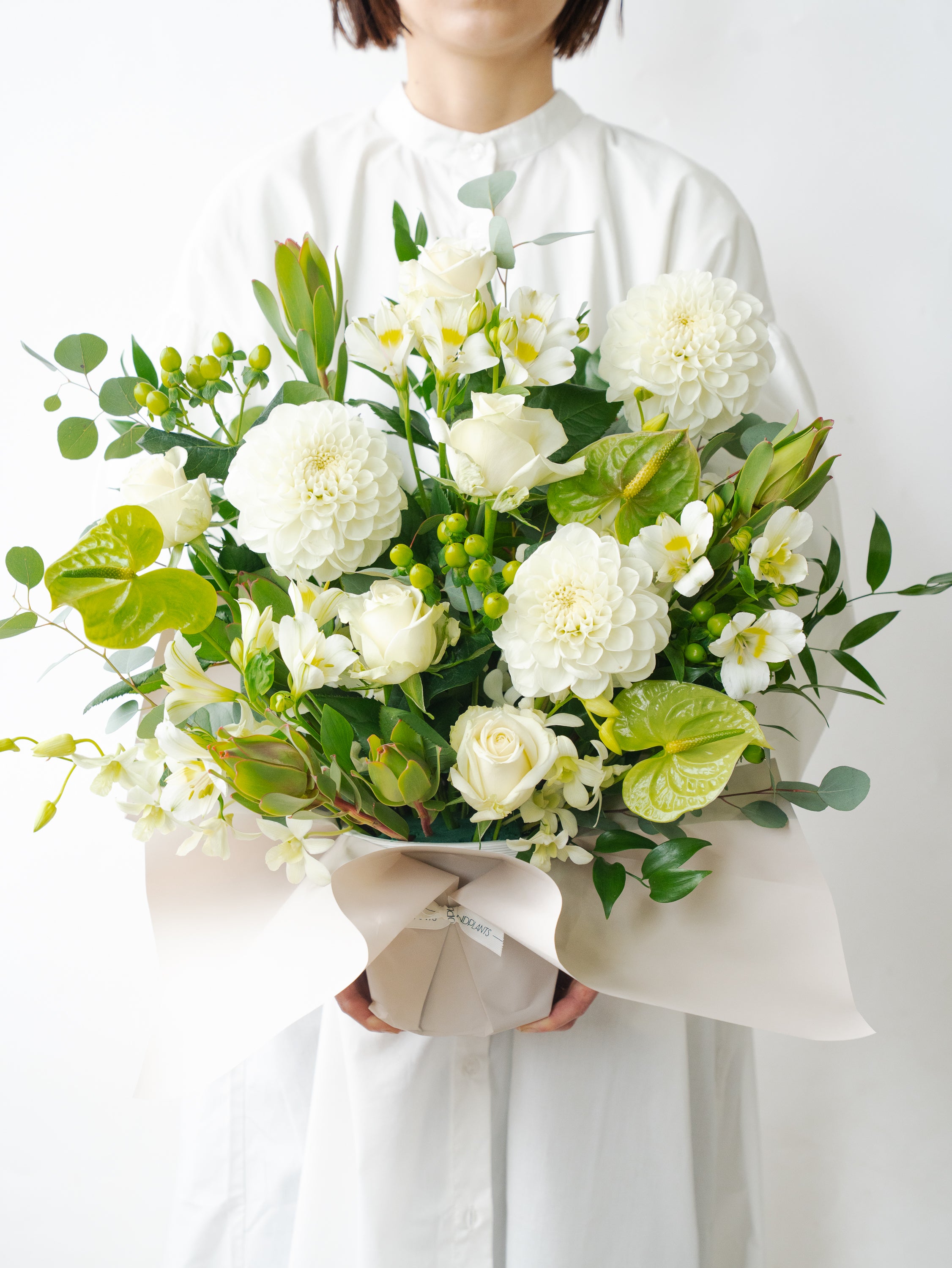 季節のおまかせ生花アレンジ XL - グリーン＆ホワイト - | お花の通販