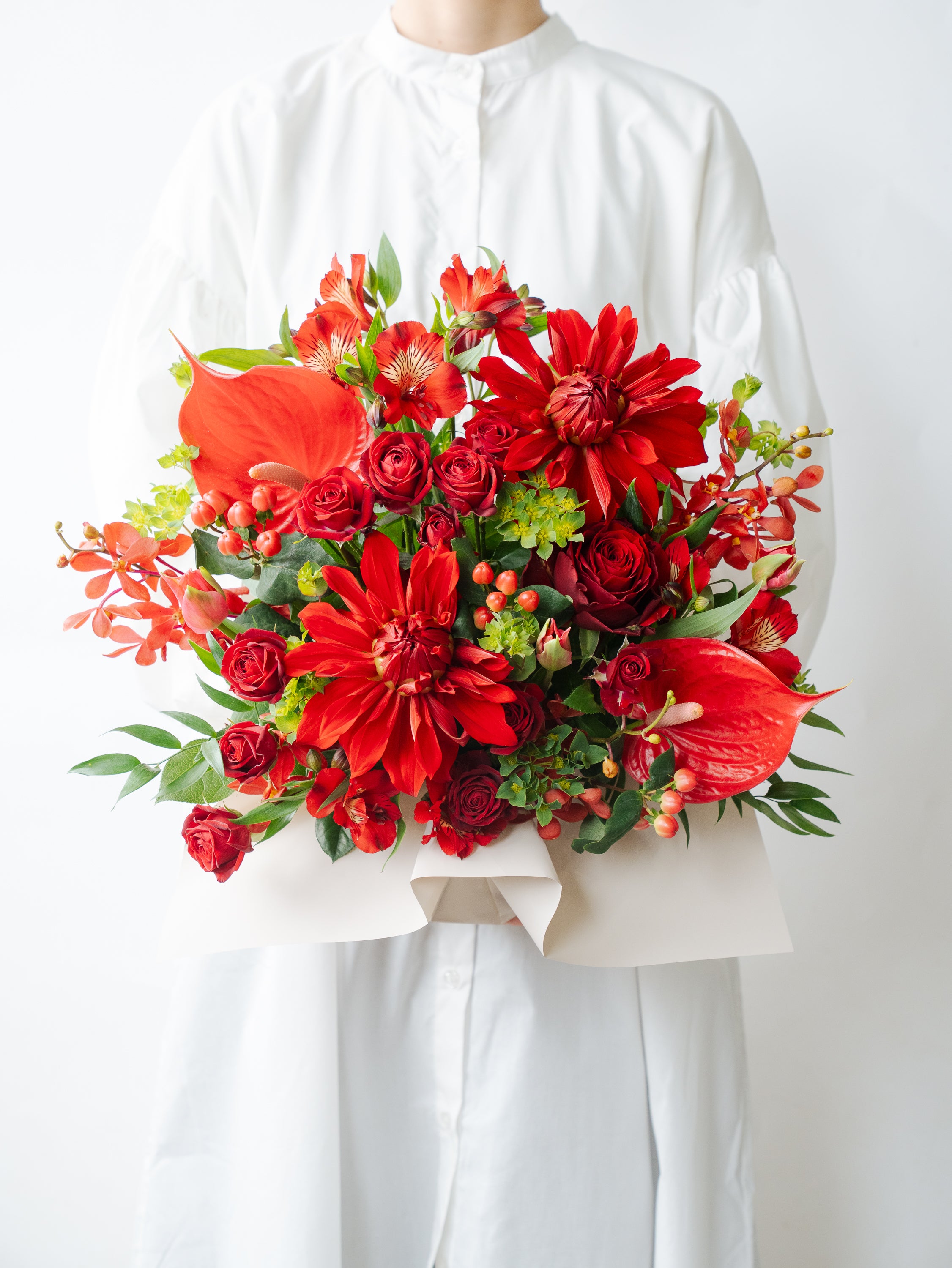 季節のおまかせ生花アレンジ L - レッド -