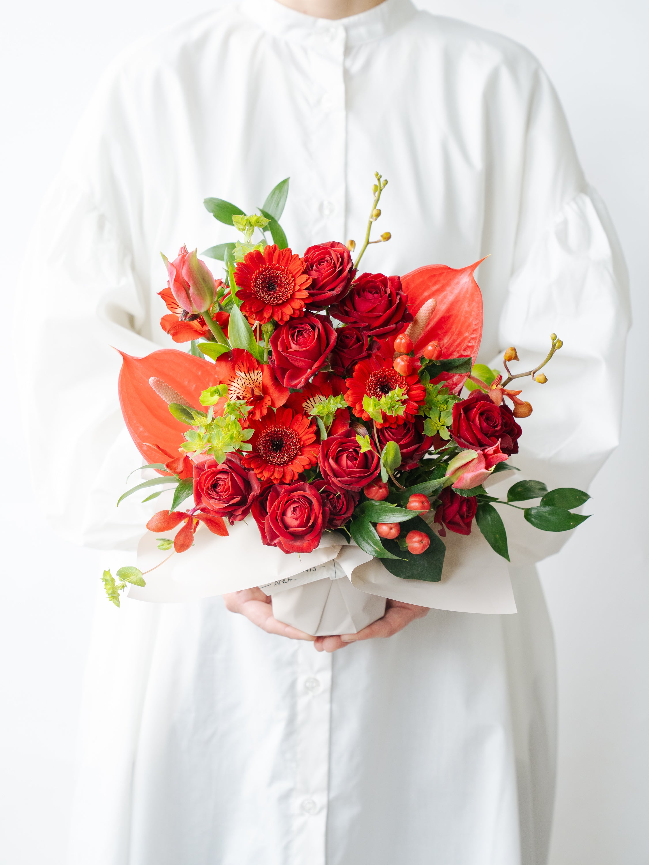 季節のおまかせ生花アレンジ M - レッド -