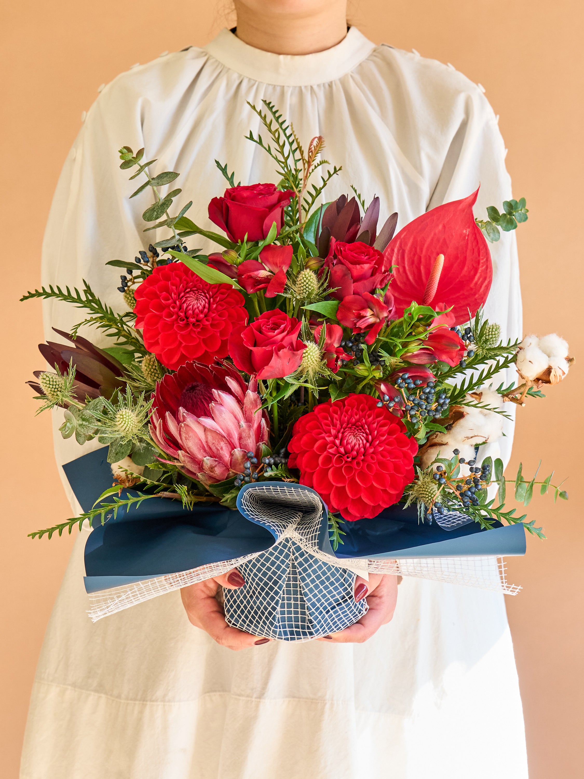 【ウィンターシリーズ】レッドローズの温もり感じるアレンジメント L