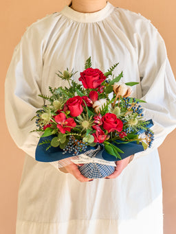 【ウィンターシリーズシリーズ】レッドローズの温もり感じるアレンジメント M