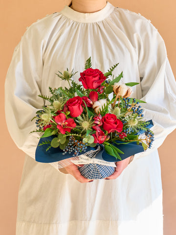 【ウィンター】レッドローズの温もり感じるアレンジメント M