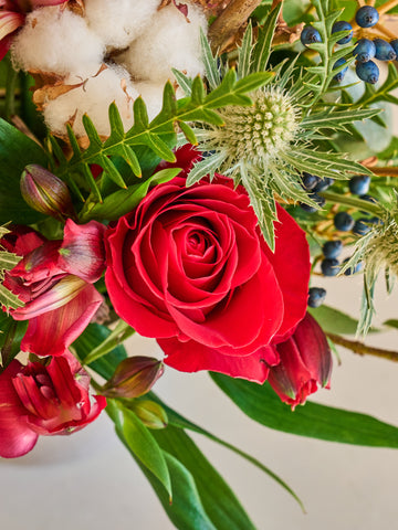 【ウィンター】レッドローズの温もり感じるアレンジメント M
