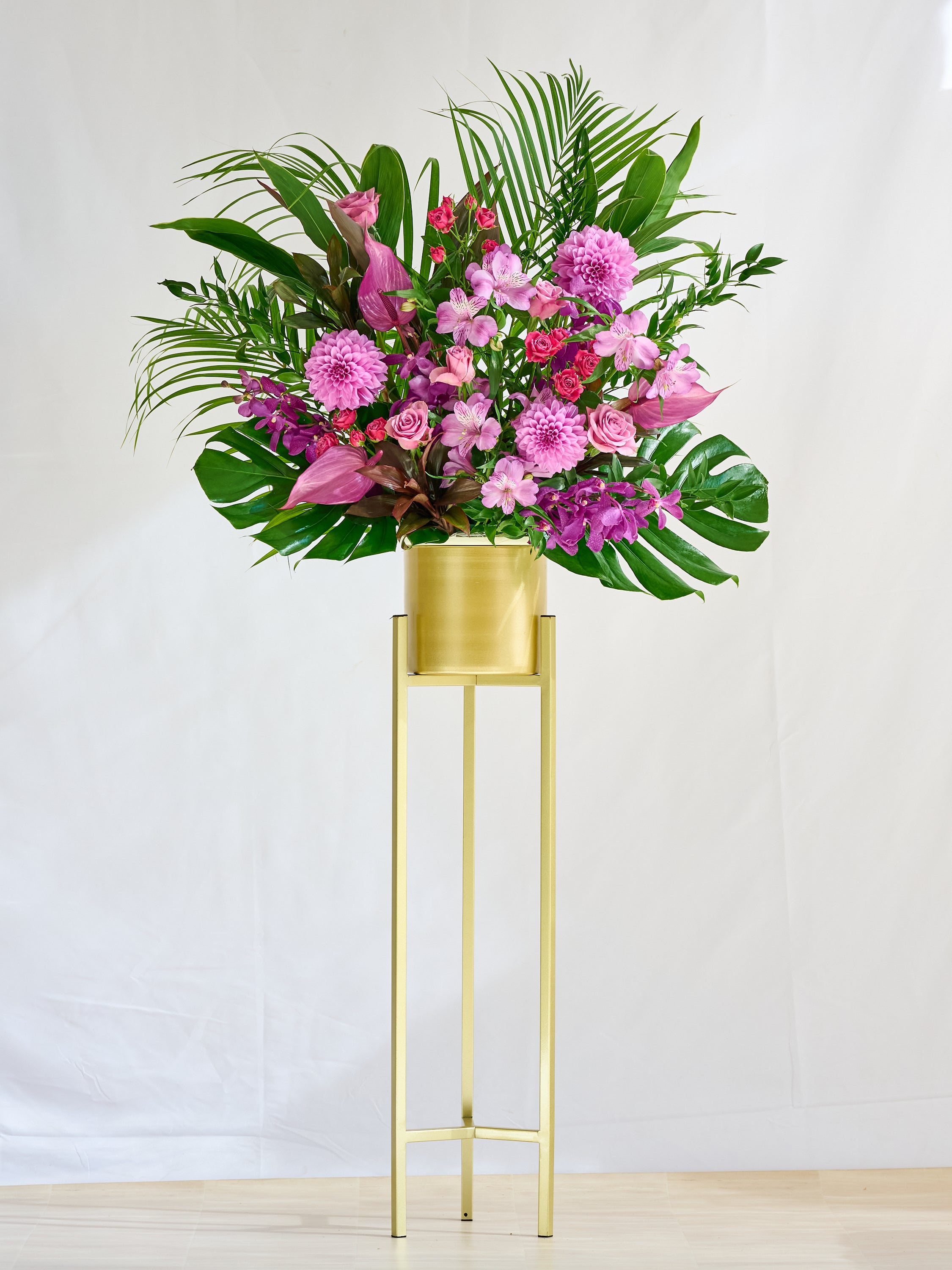 季節のおまかせスタンド花 1段 - パープル - | お花の通販AND FLOWER