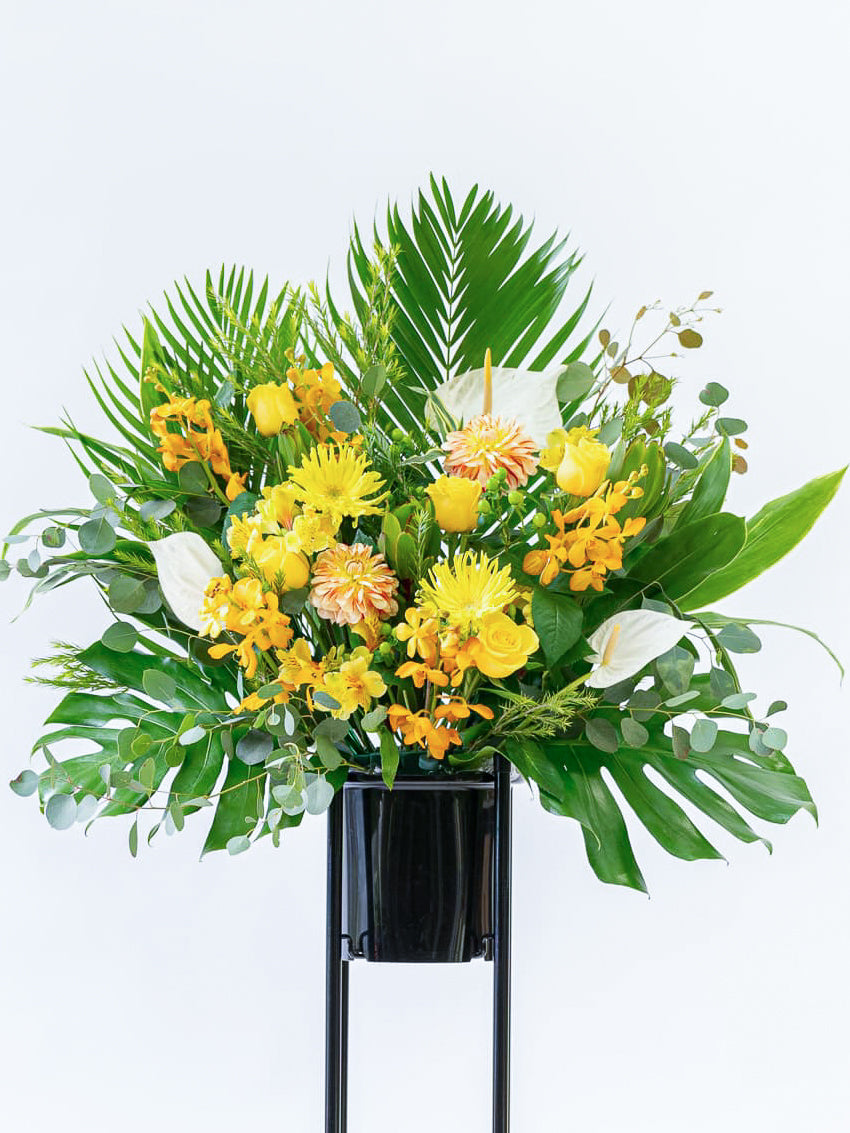 季節のおまかせスタンド花 1段 - イエロー - | お花の通販AND PLANTS