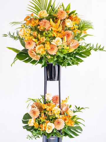 【ボリュームアップ】季節のおまかせスタンド花 2段 - オレンジ -