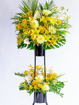【ボリュームアップ】季節のおまかせスタンド花 2段 - イエロー -