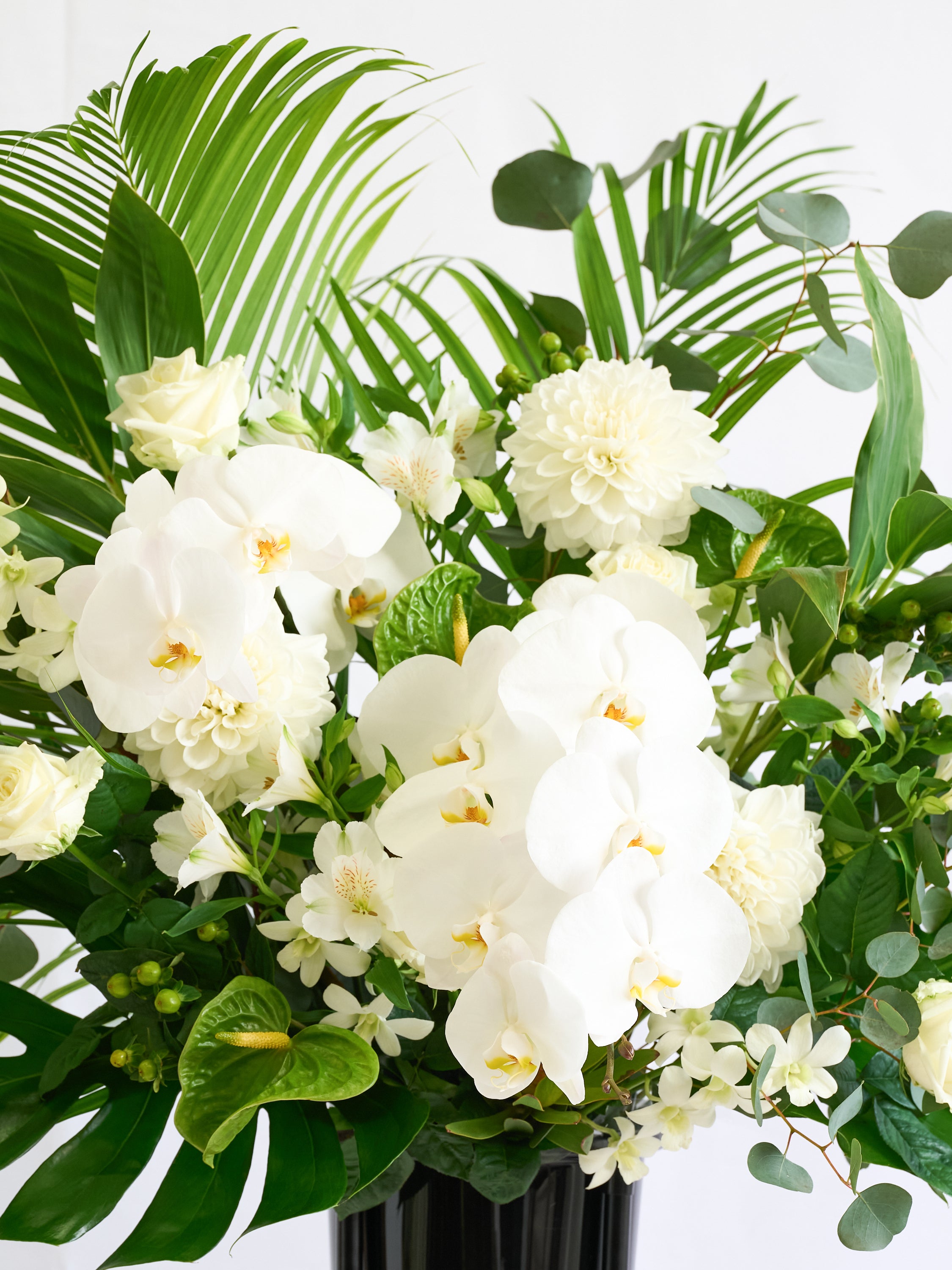 季節のおまかせスタンド花 1段 / 胡蝶蘭入り - グリーン - | お花の