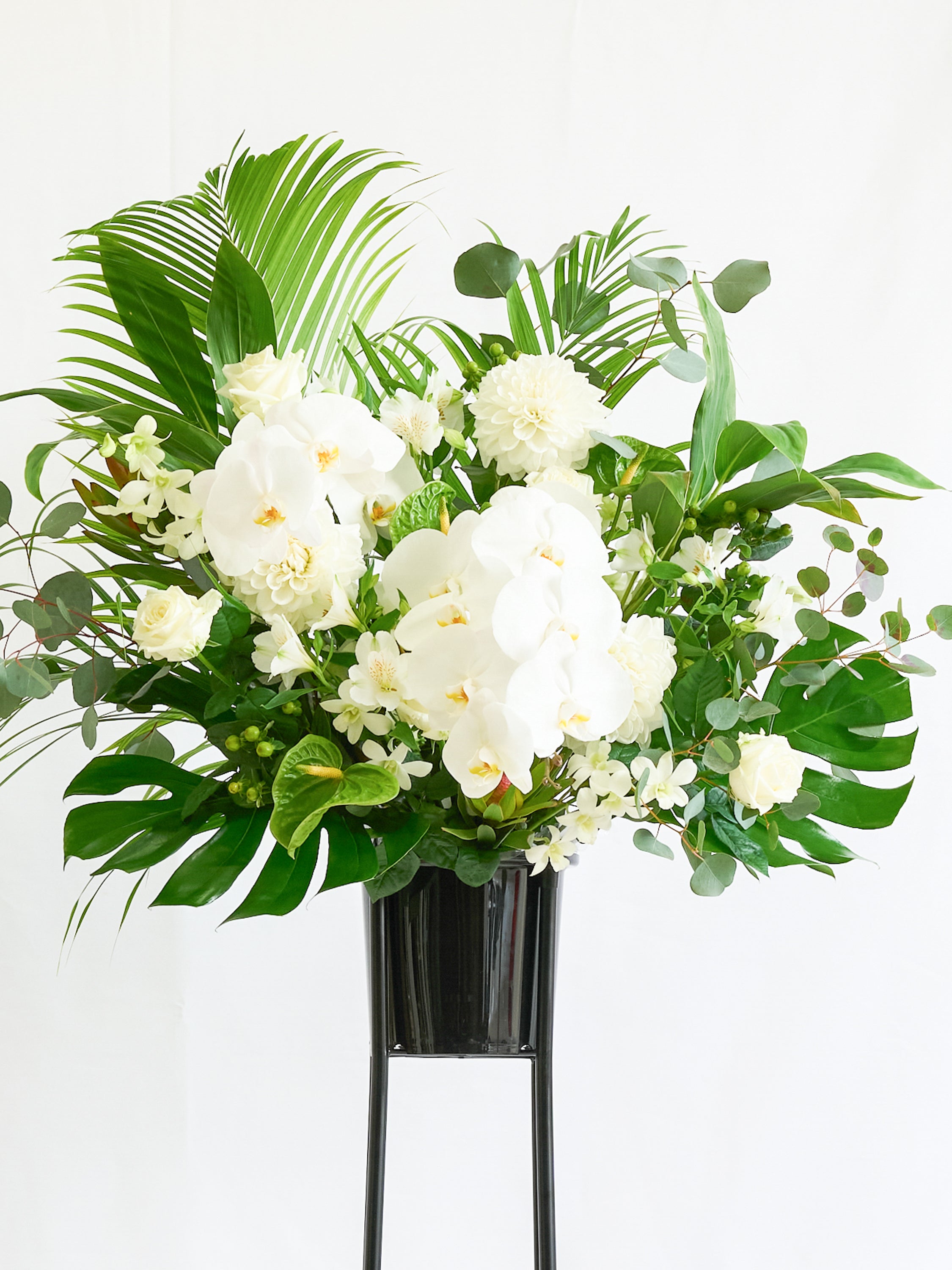 季節のおまかせスタンド花 1段 / 胡蝶蘭入り - グリーン -