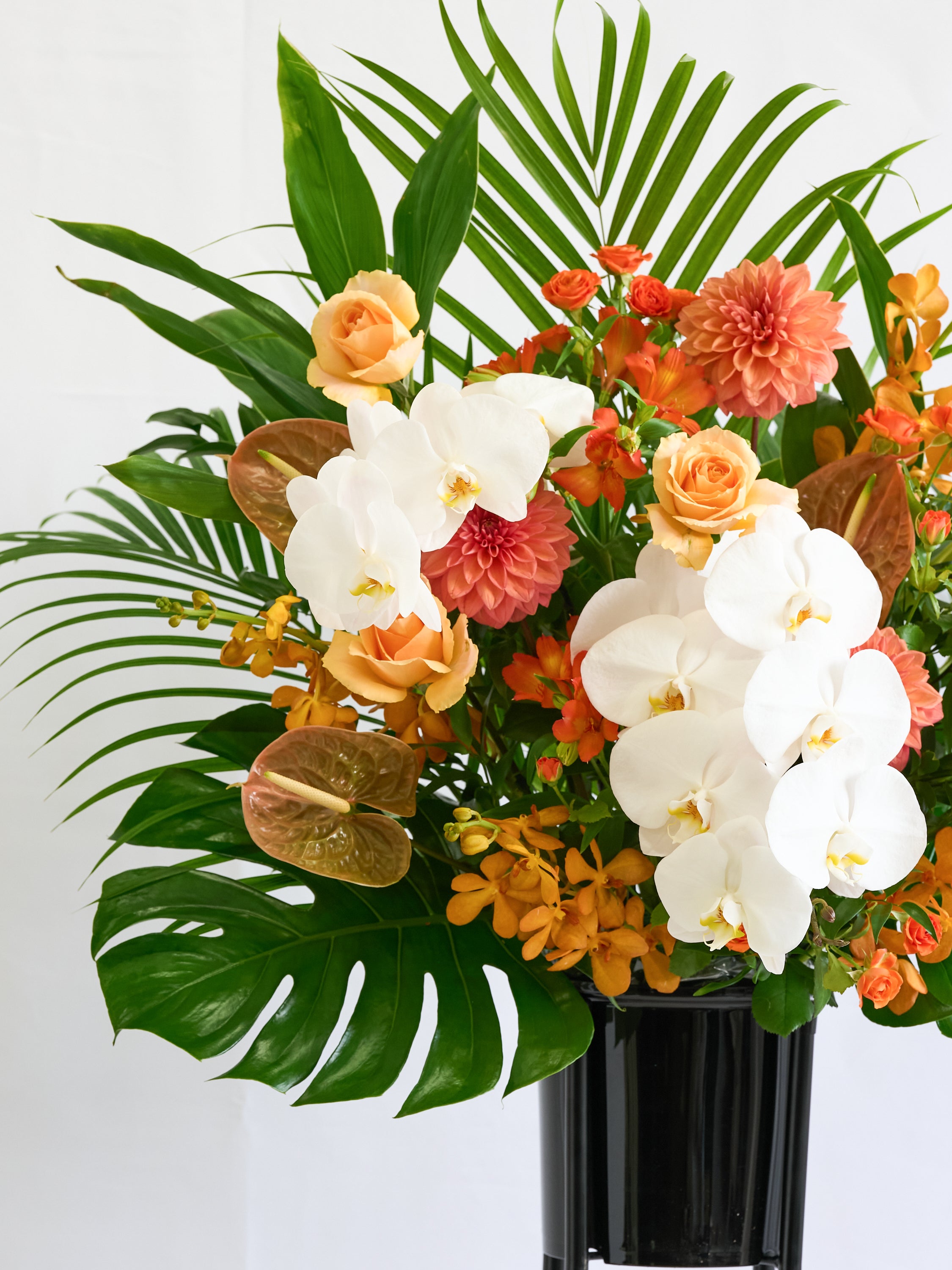 季節のおまかせスタンド花 1段 / 胡蝶蘭入り - オレンジ - | お花の