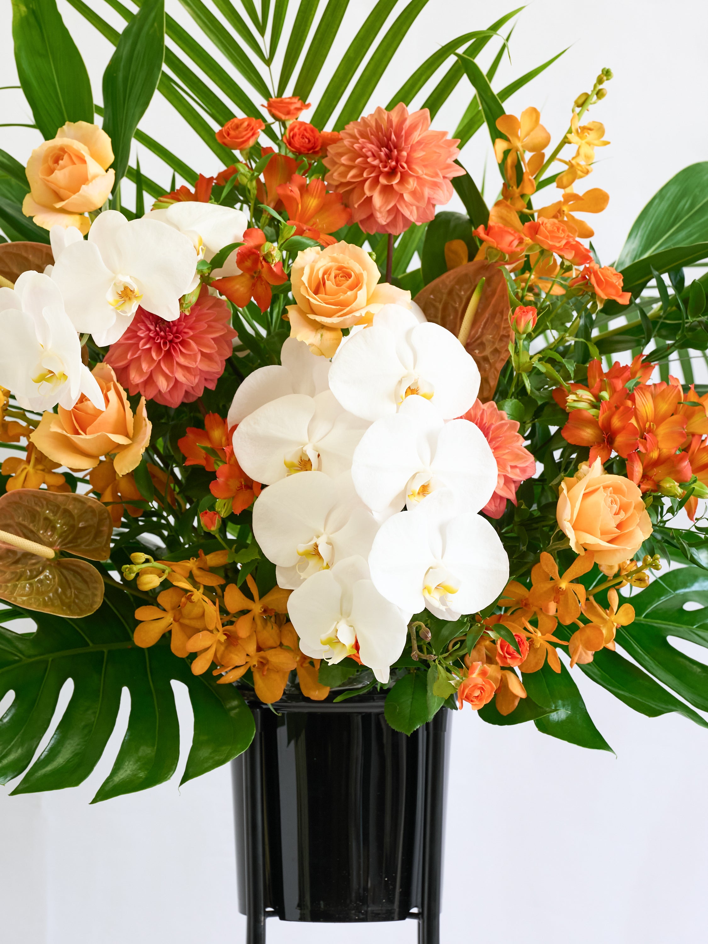 季節のおまかせスタンド花 1段 / 胡蝶蘭入り - オレンジ - | お花の