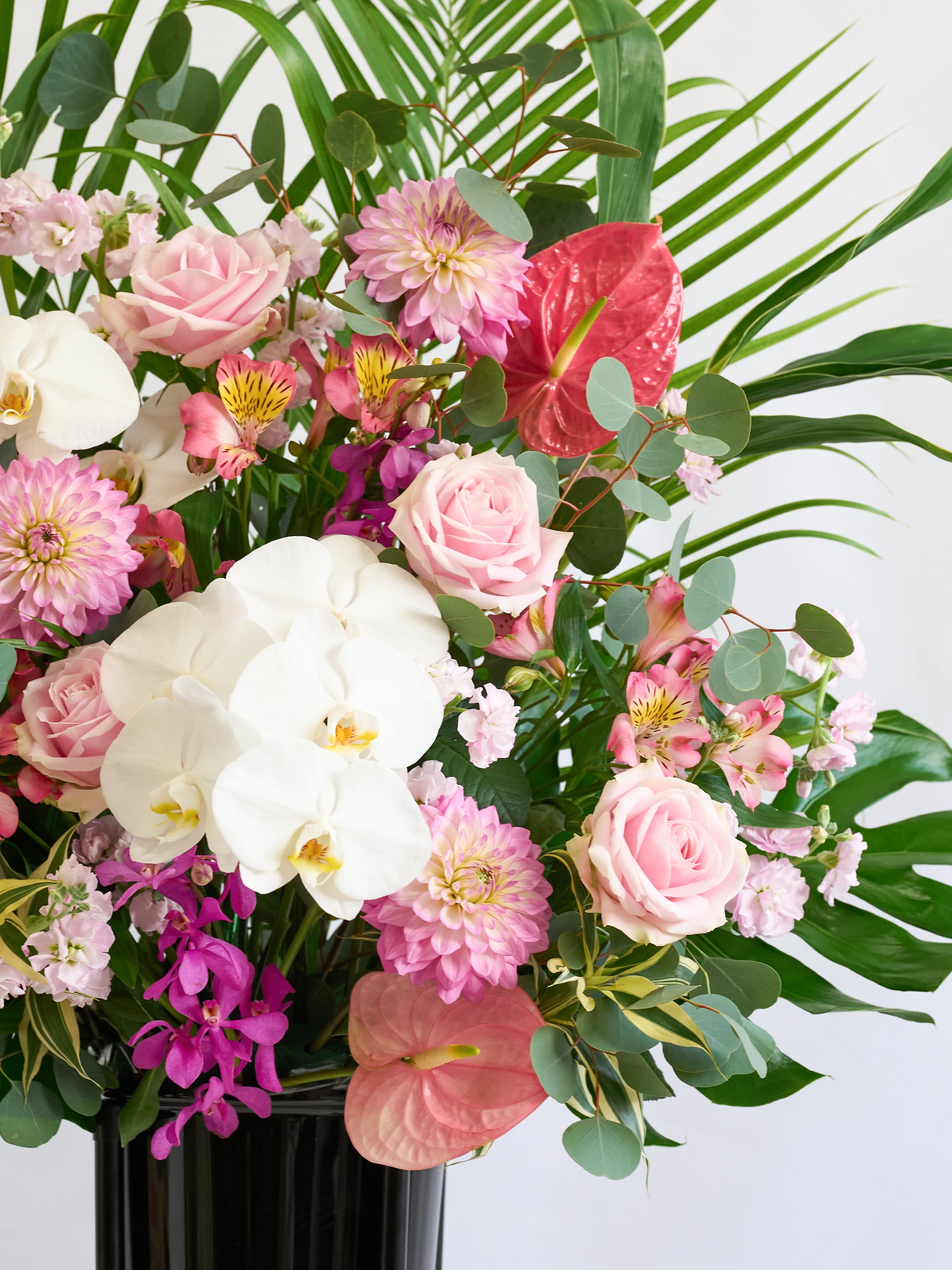 季節のおまかせスタンド花 1段 / 胡蝶蘭入り - ピンク - | お花の通販