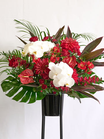 季節のおまかせスタンド花 1段 / 胡蝶蘭入り - レッド -