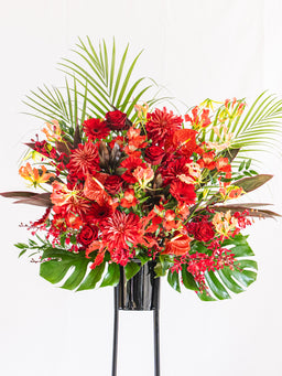 【ボリュームアップ】季節のおまかせスタンド花 1段 - レッド -