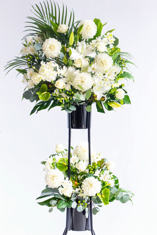 【ボリュームアップ】季節のおまかせスタンド花 2段 - グリーン -