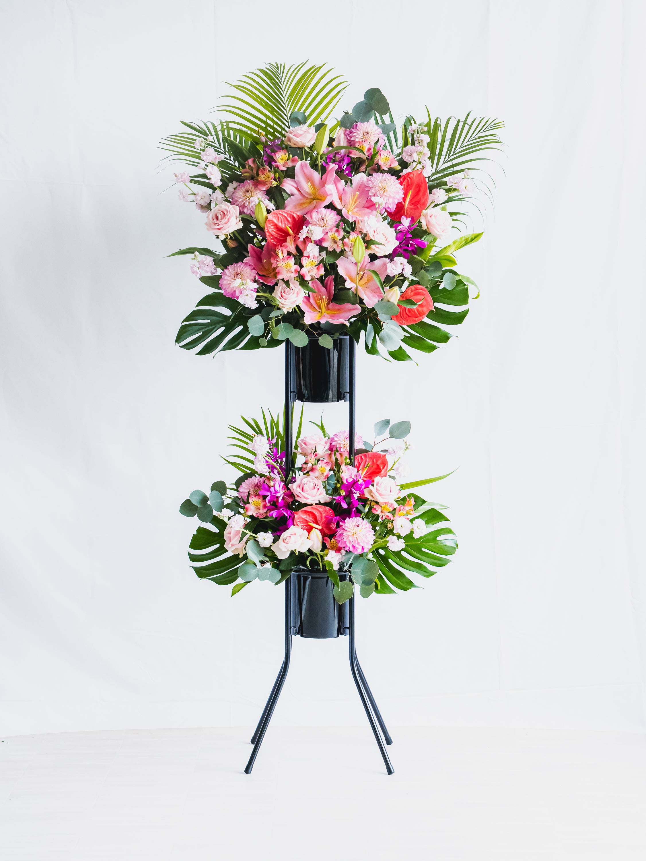 ボリュームアップ】季節のおまかせスタンド花 2段 - ピンク - | お花の
