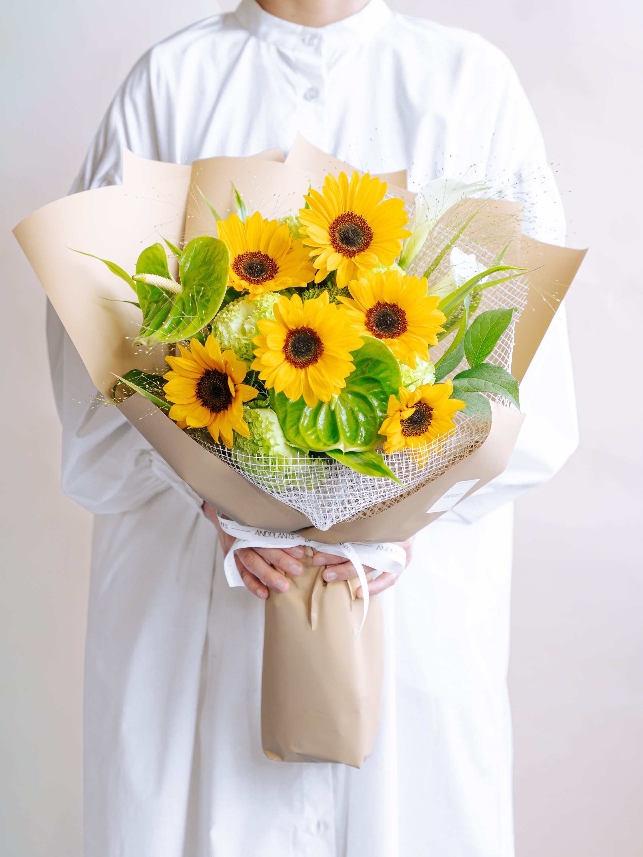 ひまわりの爽やかな花束 L