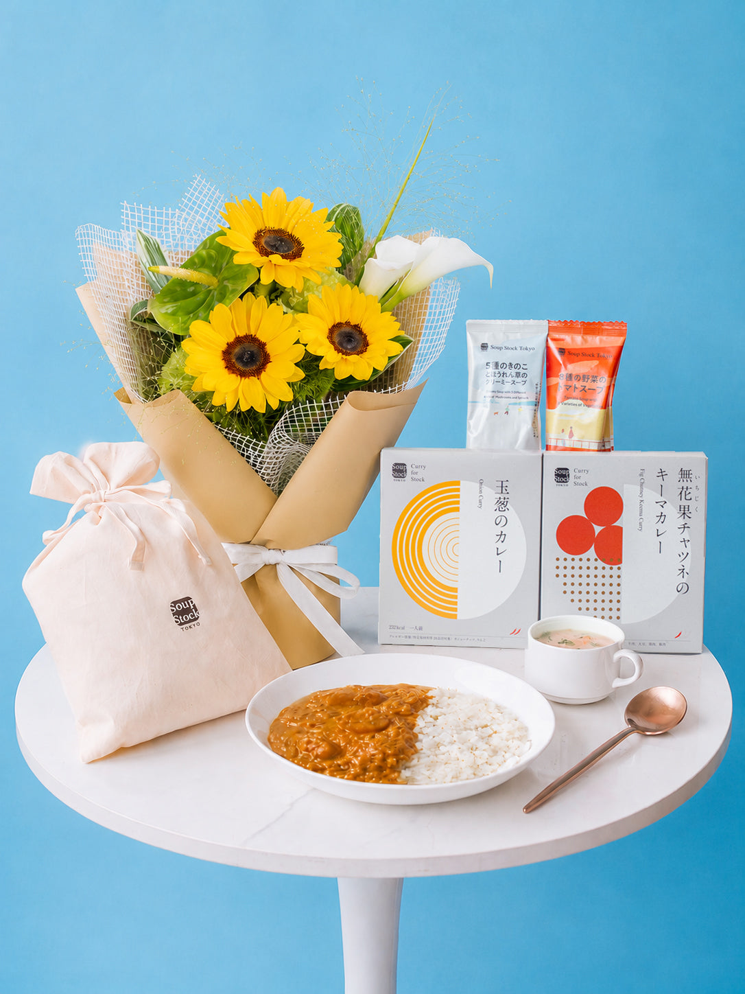 スープストックトーキョー「フリーズドライスープとレトルトカレーのセット」とひまわりの爽やかな花束